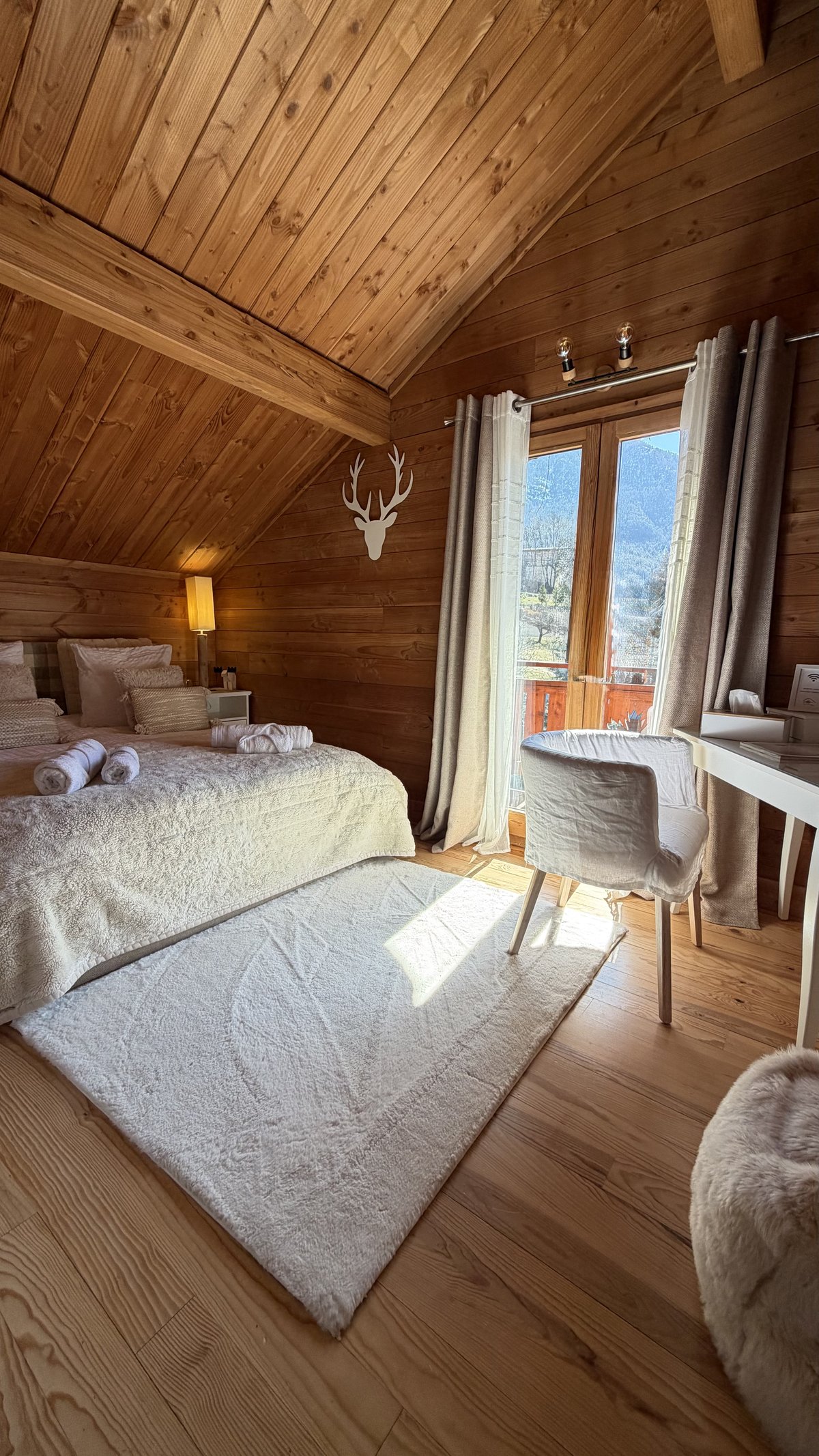 Chambre Izoard — vue d'ensemble avec bureau et fenêtre