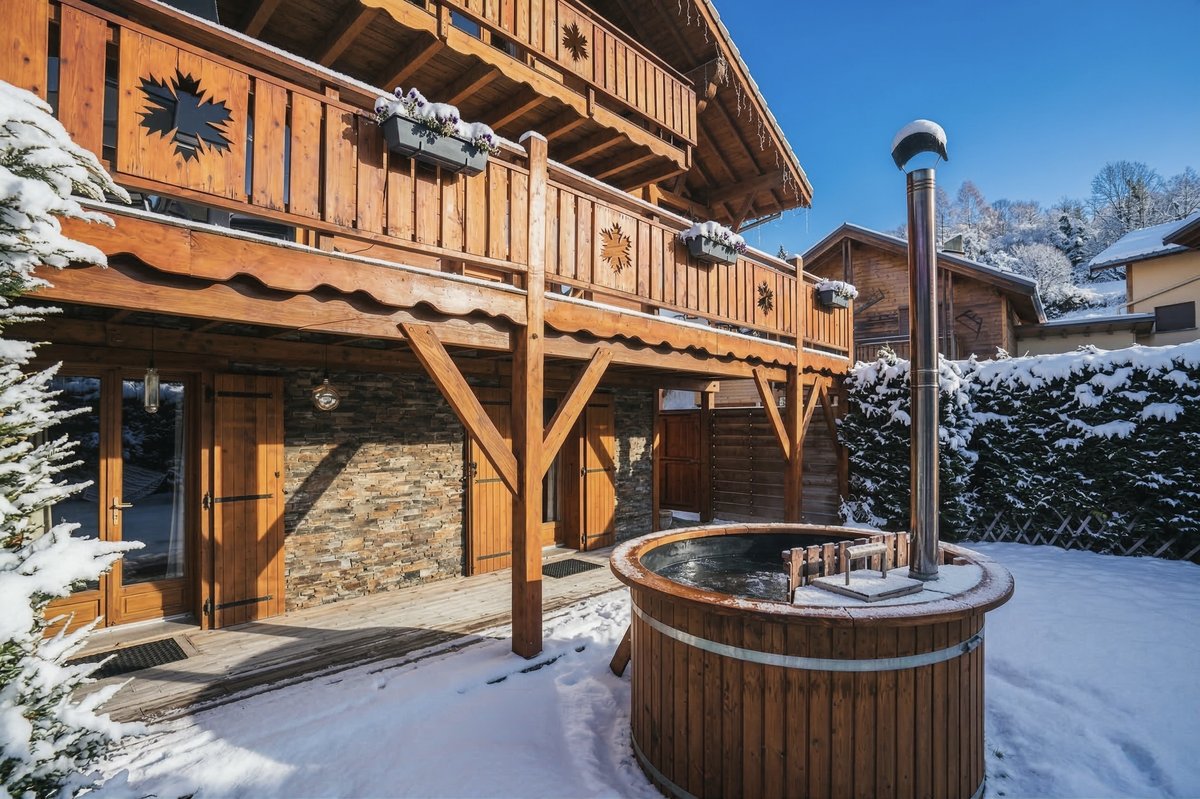 Bain norvégien en extérieur au Chalet Datcha, sous la neige
