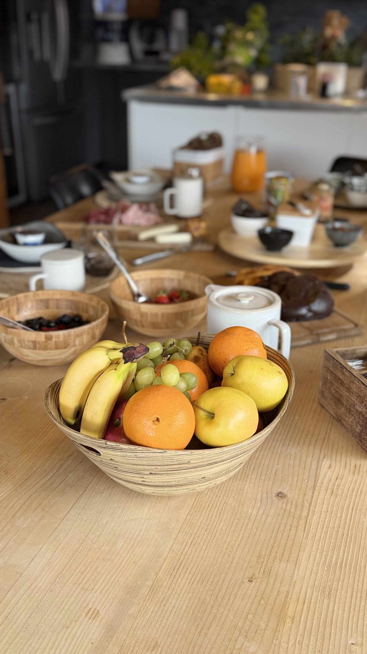 Petit-déjeuner — vue d'ensemble avec corbeille de fruits